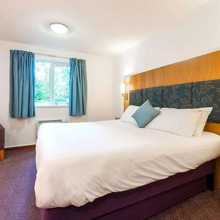 V Lodge Manchester Мидлтон Экстерьер фото