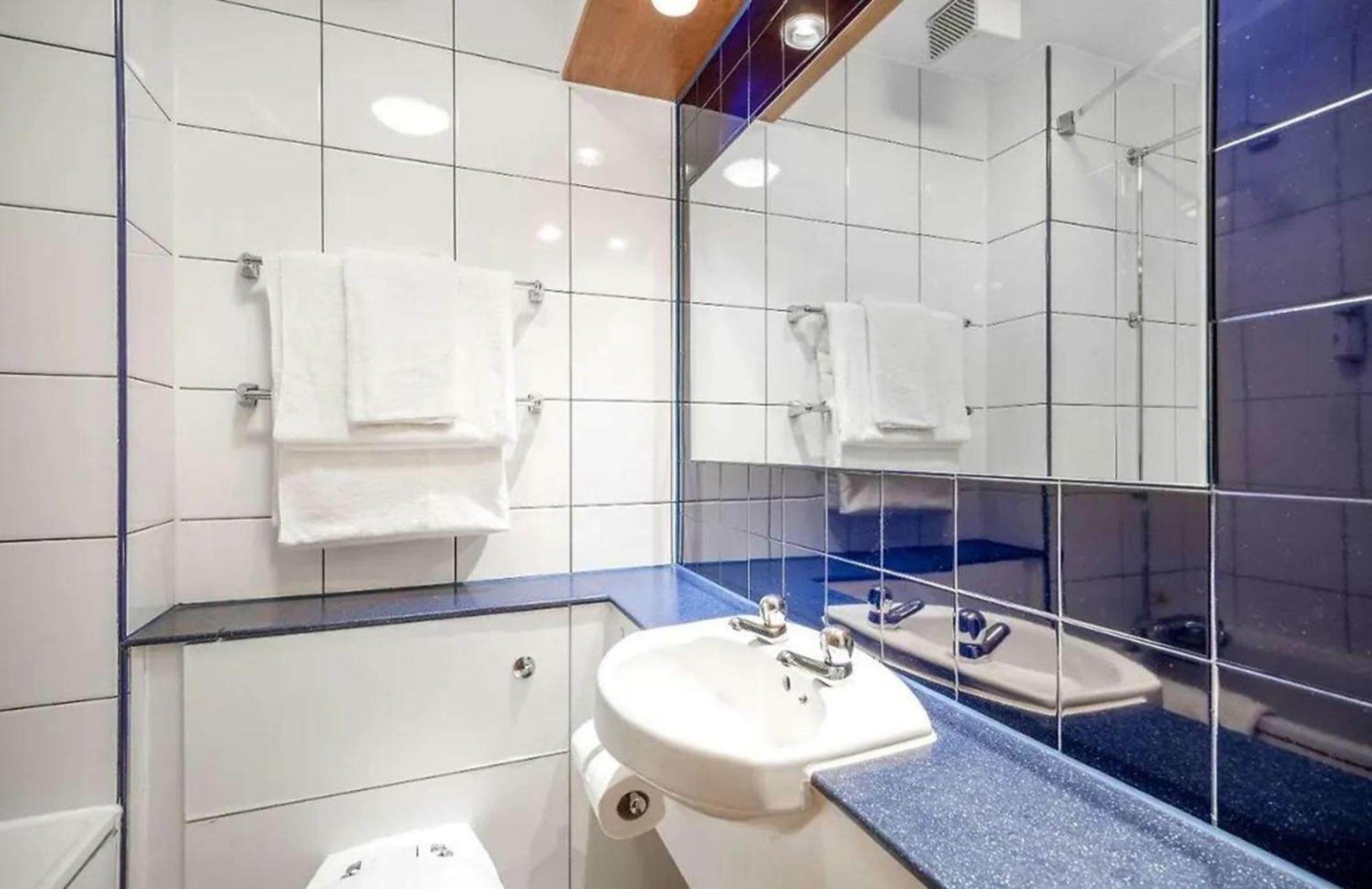 V Lodge Manchester Мидлтон Экстерьер фото