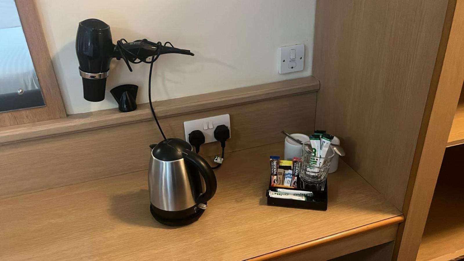 V Lodge Manchester Мидлтон Экстерьер фото