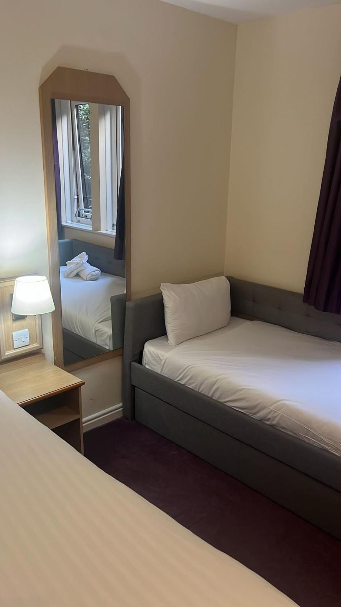 V Lodge Manchester Мидлтон Экстерьер фото